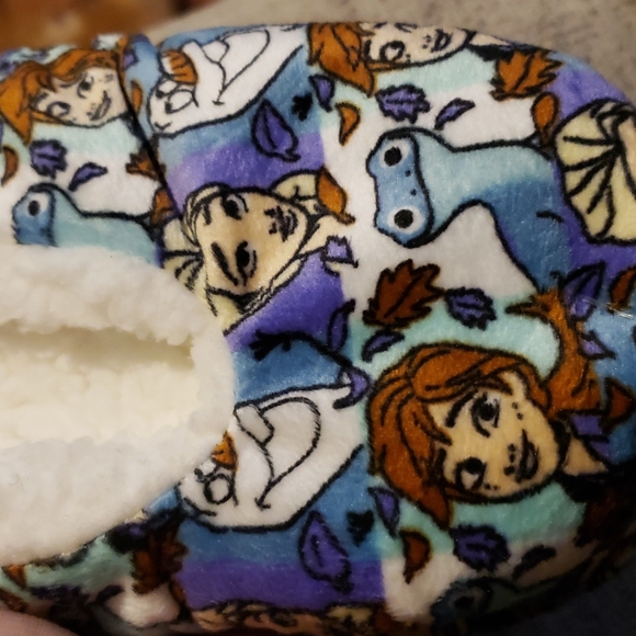 Frozen Girls Faux Fur Fuzzy Rubber Non Slip Babba Slippers (M/L 13-4) NWT - Picture 3 of 3